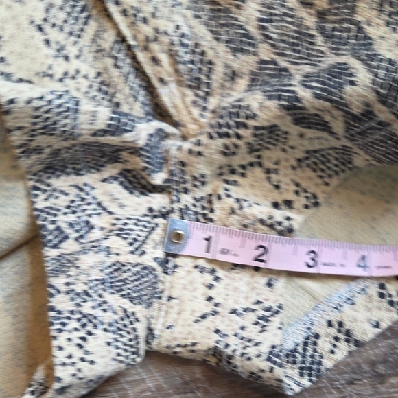 Guess Jeans Shorts Made In The USA Tan and Black Snakeskin Pattern Size 30 - Picture 11 of 13